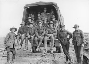 Rekkakuorma Australian tykistövahvistuksia etenee tiellä liittyäkseen Hindenburgin linjapuolustuksen taisteluun osallistuvan 5. Australian Divisional Artilleryn patteriin, tekijältä Australian Photographer