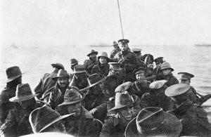 Näkymä pelastusveneestä, joka kuljettaa Australian 1. Divisional Signal Companyn tunnistamattomia miehiä, kun heitä hinataan kohti Anzac Covea kello 6.00 laskeutumispäivänä 25. huhtikuuta 1915 (bw-kuva tekijältä Australian Photographer