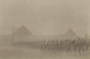 Australian jalkaväki marssi pölymyrskyn aikana, joka tunnetaan Egyptissä Khamseenina, 1915 tekijältä Australian Photographer