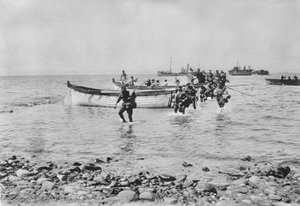 Australialaiset sotilaat kahlaamassa veden läpi tullessaan maihin Anzac Covessa, Gallipolissa 25. huhtikuuta 1915 sen jälkeen, kun heidät kuljetettiin maihinnousuveneissä taustalla olevilta suuremmilta aluksilta, 25. huhtikuuta 1915 (