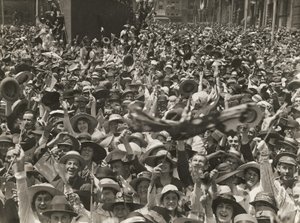 Yleisöä Martin Placessa Sydneyssä juhlimassa uutista aselevon allekirjoittamisesta 11. marraskuuta 1918 tekijältä Australian Photographer