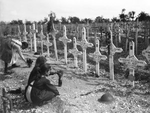 Ranskalaiset lapset hoitavat hautoja länsirintaman taistelussa kuolleiden australialaisten Adelaiden hautausmaalla, Villers-Bretonneux, Ranska 26. elokuuta 1919 tekijältä Australian Photographer