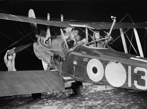 Luutnantti Stanley George Brearley, lentäjä ja luutnantti Robert Harold Taylor, tarkkailija, 69 Squadron (Australia), Royal Flying Corps (RFC) aloittamassa yöpommioperaatiota hehtaarilta tekijältä Australian Photographer