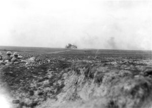 Tarkkailijat (vasemmalla) katsomassa Australian tykistöä pommitessaan saksalaisia Hindenburgin linjalla 27. toukokuuta 1917 tekijältä Australian Photographer