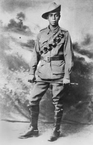Muotokuva aboriginaalista sotilasta, 234 Private (Pte) Walter Christopher (Chris) George Saunders, n. 1916 tekijältä Australian Photographer