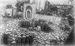 Merimiehet väkevät Australian pääministerin Hon William Morris (Billy) Hughesin ympärille, kun hän puhuu heille HMAS Australian kannella Devonin telakalla Englannissa 21. toukokuuta 1916. tekijältä Australian Photographer