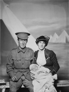 Studiomuotokuva 1159 Private (Pte) George Beamish Swantonista, Australian 24. pataljoona, Werribee, Victoria, vaimonsa Nellien ja nuoren vauvan, Joan Helenin, kanssa. toukokuuta 1915 tekijältä Australian Photographer