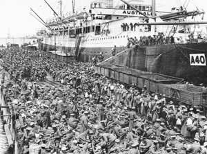 Joukot nousevat satamaan Melbournessa A40 HMAT Ceramicilla, 1915 tekijältä Australian Photographer