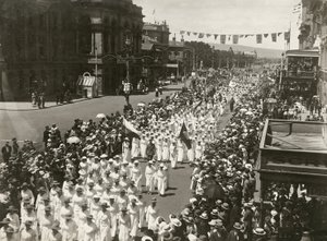 Naiset pitävät rauhanpäivämarssia King William Streetillä, Adelaidessa, Etelä-Australiassa, marraskuussa 1918 tekijältä Australian Photographer