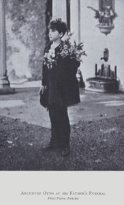 Itävallan arkkiherttua Otto isänsä hautajaisissa vuonna 1922 (b/w kuva) tekijältä Austrian Photographer