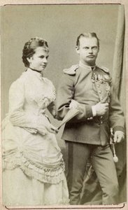 Muotokuva Gisele Louise Mariesta, Itävallan arkkiherttuattaresta ja Bavieren prinsessasta (1856-1932) Bavieren prinssi Leopoldin (1846-1930) kanssa. Valokuvakokoelma "" Menneen vuoden sotilaille"".