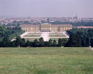 Schonbrunnin palatsi, valmistunut 1711 tekijältä Austrian School