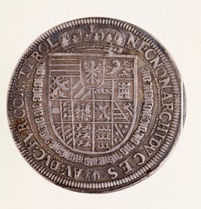 Hopeinen kolikko (taleri) Tirolista: keisari Rudolf II:n (Rodolph II) hallituskausi (1552-1612). Halkaisija 4 cm Napoli, Museo Archeologico Nazionale. tekijältä Austrian School