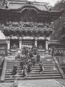 Japani: Nikko, Yomei-mon, Ieyasun pyhäkön pääportaali (s/w-kuva).