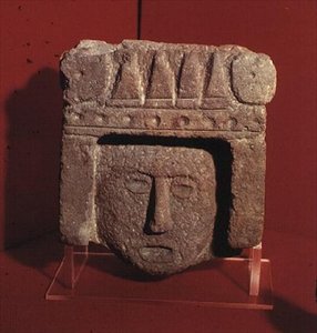 Atsteekkien veistetty pää tekijältä Aztec