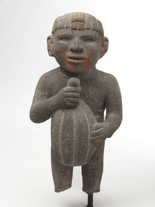 Mies kantaa kaakaopalkoa, 1440-1521 (vulkaaninen kivi, jossa on jälkiä punaisesta pigmentistä)