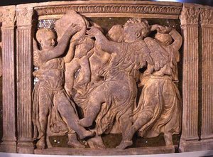 Restauroinnin jälkeinen paneeli nro III Praton katedraalin ulkopuolelta tekijältä B. di Donatello and Michelozzo
