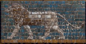 Babylonian erigeen kulkue Nebukadnessar II:n (605–562 eKr.) vallan alla: yksityiskohta Ištarin portista, joka kuvaa mosaiikkileijonaa tiilistä. Babylon - Istanbulin arkeologinen museo tekijältä Babylonian