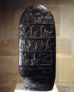 Itämainen antiikki: kuningas Meli-Shipak (tai Melishipak) II:n (1186-1172 eKr.) bareljeefeista kaiverrettu mustasta kalkkikivestä tehty steele (tai kudurru, maanlahjoituksen tuki) hänen poikansa Marduk-apla-iddinan hyväksi. He edustavat suuria jumalia. Su: tekijältä Babylonian