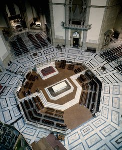 Näkymä Baccio Bandinellin (1488-1560) (Bartolommeo Brandini) tekemästä kahdeksankulmaisesta marmorikuorosta Firenzen katedraalin (Duomo Santa Maria del Fiore) sisällä. 1555, Firenze, Italia