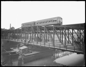 Matataas na tren na tumatawid sa Wells Street Bridge, Chicago, Illinois, USA, c.1905 (b/w photo)finn tekijältä Barnes and Crosby