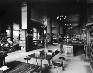 John Crerar Library, Chicago, Illinois, USA, n. 1900 (b/w valokuva) tekijältä Barnes and Crosby