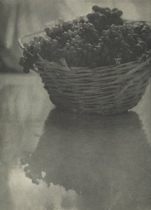 Asetelma viinirypäleiden kanssa
