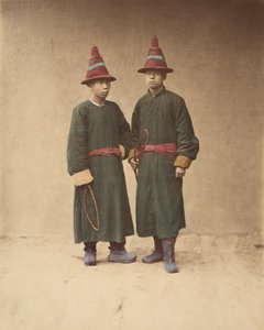 [Kaksi kiinalaista miestä yhteensopivassa perinteisessä mekossa], 1870-luku.