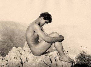 Tutkimus miesalastomasta kalliolla, Taormina, Sisilia, n. 1900 (seepiakuva) tekijältä Baron Wilhelm von Gloeden