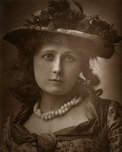 Brittinäyttelijä Helen Forsyth elokuvassa Sophia, 1886