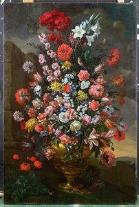 Liljat, tulppaanit, neilikat, pionit, konvolvuli ja muut kukat pronssiurnissa lintujen, kilpikonnan ja perhosten kanssa maisemassa, 1718 tekijältä Bartolomeo Bimbi