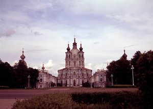 Arkkitehtuuri: näkymä Smolnyn luostarista, jonka arkkitehti Francesco Bartolomeo Rastrelli (1700-1771) rakensi vuosina 1748–1835, Pietari, Venäjä.