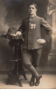 Albumi "The GM R. Army (World War I)": Jalkaväen sotilas maalaispuvussa (valkoinen kuva) tekijältä Battelli Battelli