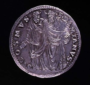 Hopeakolikon kääntöpuoli kuvaa SS Cosimoa ja Damienia seisomassa ja katsomassa toisiaan. Kaiverrus: S. COSMVS S. DAMIANVS, lyöty 1532-1537 (kuosi 108641) tekijältä Benvenuto Cellini