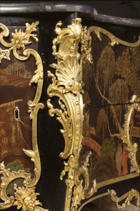 Louis XV lipasto, n. 1740 (ormolu-kiinnitetty kiinalainen musta, monivärinen ja kullattu lakka, serpentiini, marmori ja vernis)