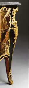 Louis XV lipasto, n. 1740 (ormolu-kiinnitetty kiinalainen musta, monivärinen ja kullattu lakka, serpentiini, marmori ja vernis)