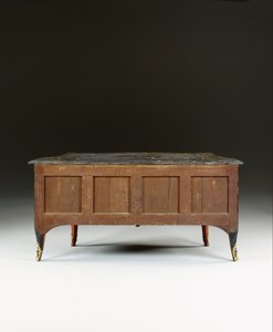Louis XV lipasto, n. 1740 (ormolu-kiinnitetty kiinalainen musta, monivärinen ja kullattu lakka, serpentiini, marmori ja vernis)