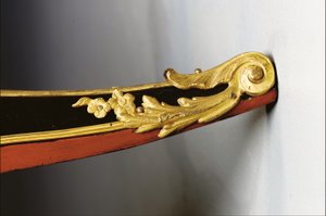 Louis XV lipasto, n. 1740 (ormolu-kiinnitetty kiinalainen musta, monivärinen ja kullattu lakka, serpentiini, marmori ja vernis)