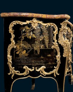 Lipasto, n. 1745 (ormolu-asennettu japanilainen lakka ja ebonoitu puu)