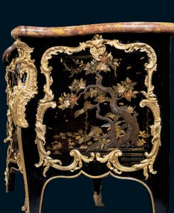 Lipasto, n. 1745 (ormolu-asennettu japanilainen lakka ja ebonoitu puu)