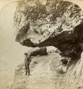 Mies kalliolla, josta on näkymät Naeroyfjordille, Sognessa, Norjassa. tekijältä Bert Underwood