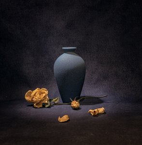 Tummansininen ruusu - asetelma tekijältä Betty Liu