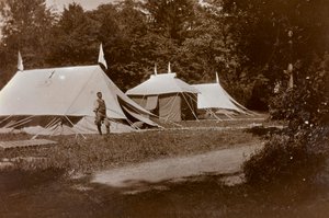 Ensimmäisen maailmansodan albumi Friuli-Venezia Giuliassa: vastaanotto, leikkaus ja pukeutuminen Villa Brazzàn edessä, Soleschiano Manzanon sotasairaalan 17 kotipaikka, kuva otettu kirkon tornista, 05/1916 (b/w kuva) tekijältä Bietti Bietti