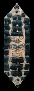Kilpi (maalattu puu ja hiukset) (katso takaa 171762) tekijältä Bornean