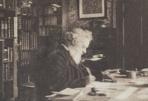 Kirjankeräilijä William Morris kirjastossaan Kelmscott Housessa, Hammersmithissä. tekijältä British Photographer