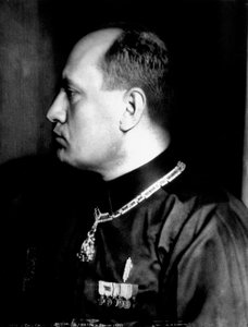 Puolipitkä muotokuva profiilissa Benito Mussolinista mustassa paidassa ja sotilaskoristeluissa (m/w kuva)