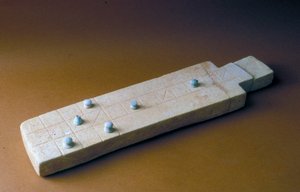 Pelilauta pelinappuloilla, Tell Beit Mirsim, Jordania, n. 2000-1700 eKr. (kalkkikivi)