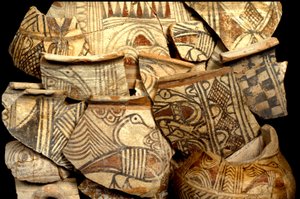 Kalojen ja lintujen tyypillisillä värikuvioilla koristeltu filistealainen keramiikka Tel Kasilista, Israelista, n. 1099-900 eKr. (keramiikka)
