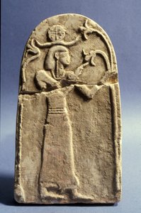 Stele, joka kuvaa elämänpuuta palvovaa jumaluutta, kanaanilaiskausi (1500-1200 eKr.) (kalkkikivi)