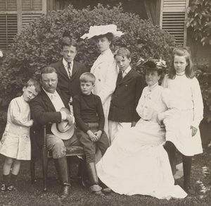 Presidentti Theodore Roosevelt, hänen vaimonsa Edith ja perhe tekijältä Brothers Pach